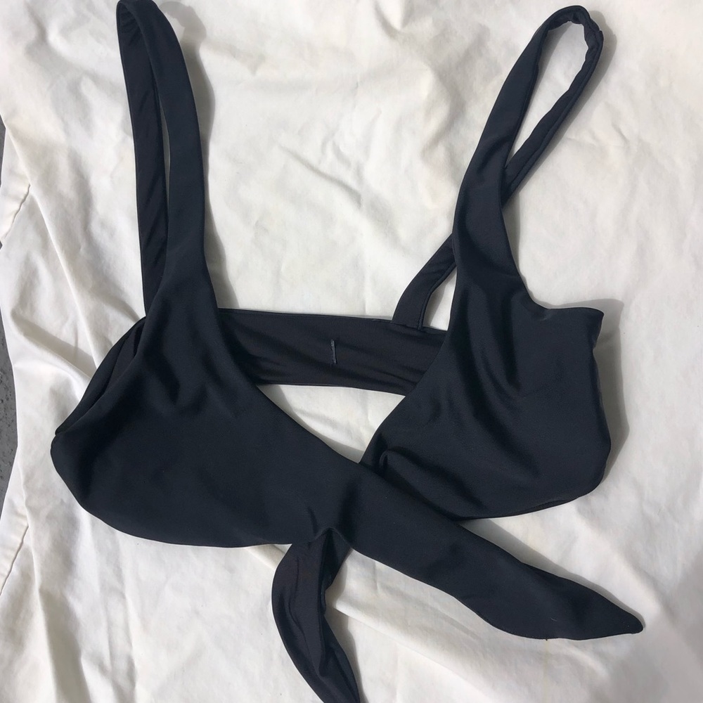 BEACH RIOT front tie bikini top